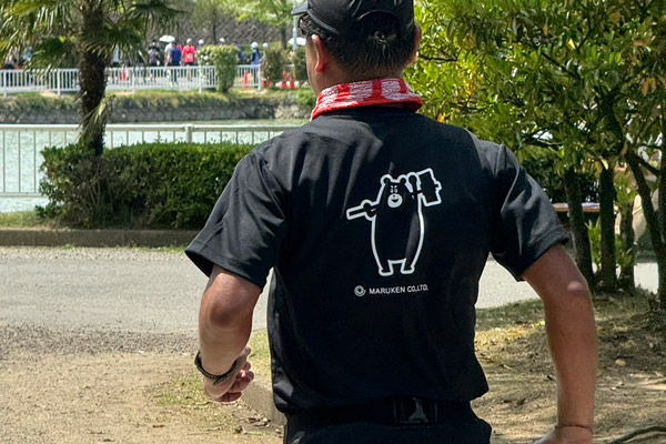 丸建のクマを背負って走る